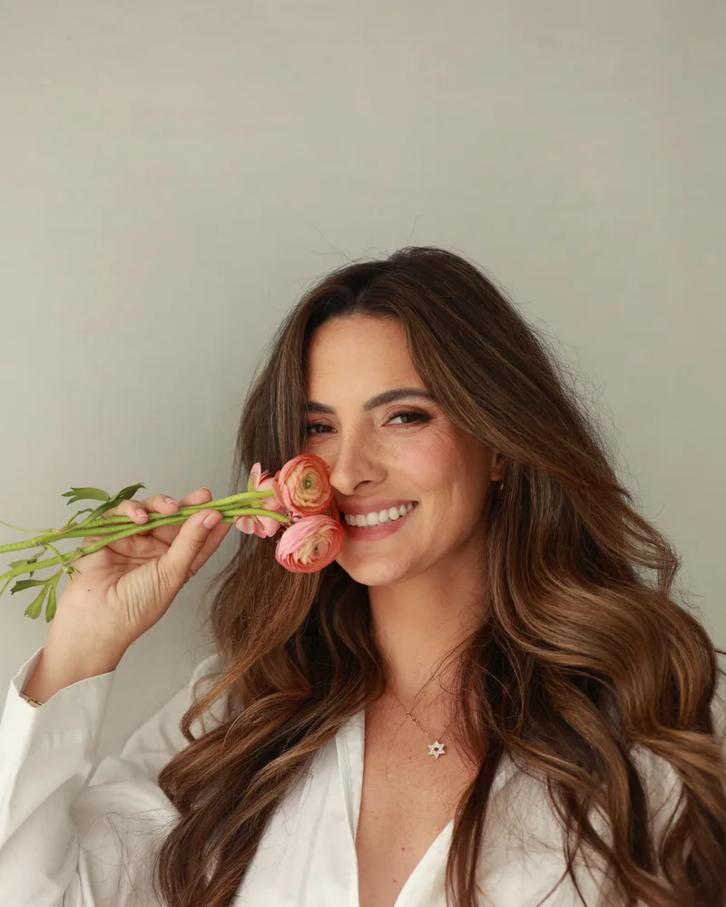María Botero, fundadora de Inhala, con flores